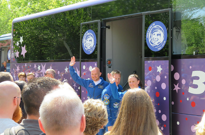 Alex und Crew steigen vor dem Kosmonautenhotel in den Bus ein