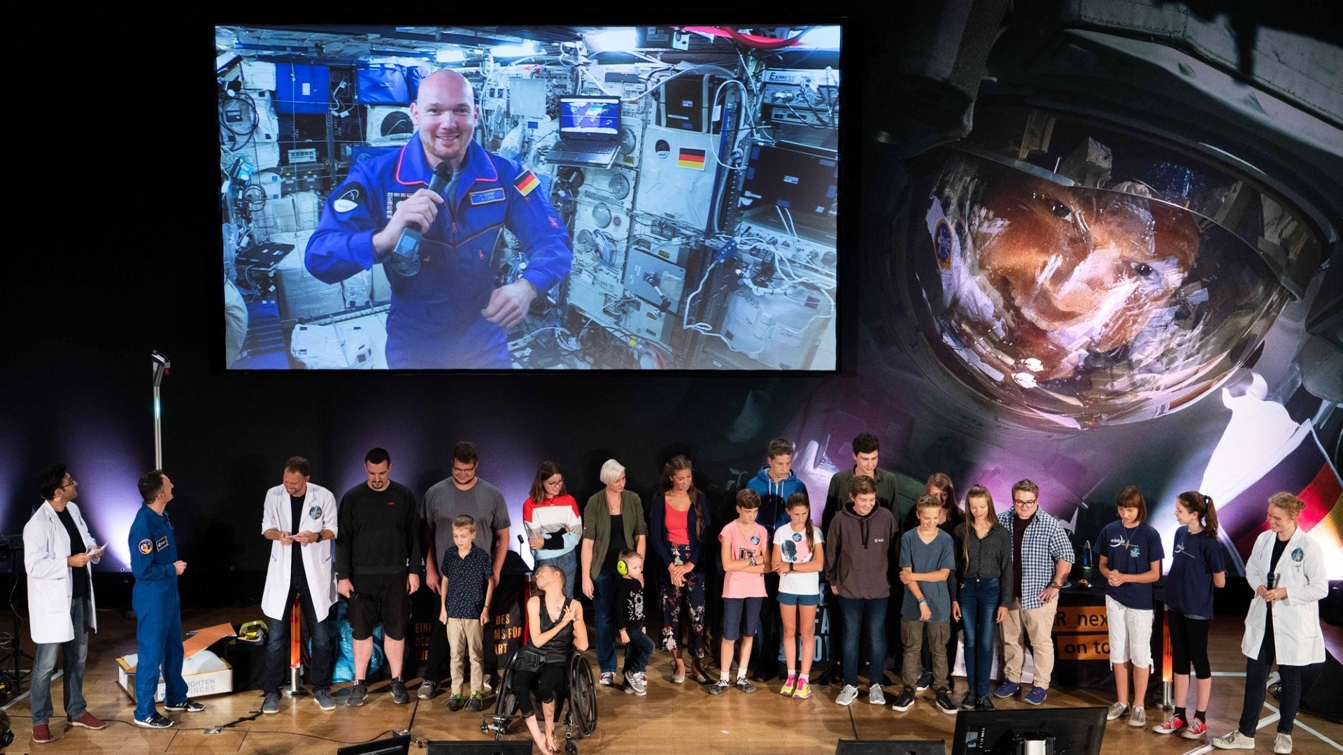 Kinder und Jugendliche beim Livecall mit dem ESA-Astronauten Alexander Gerst.