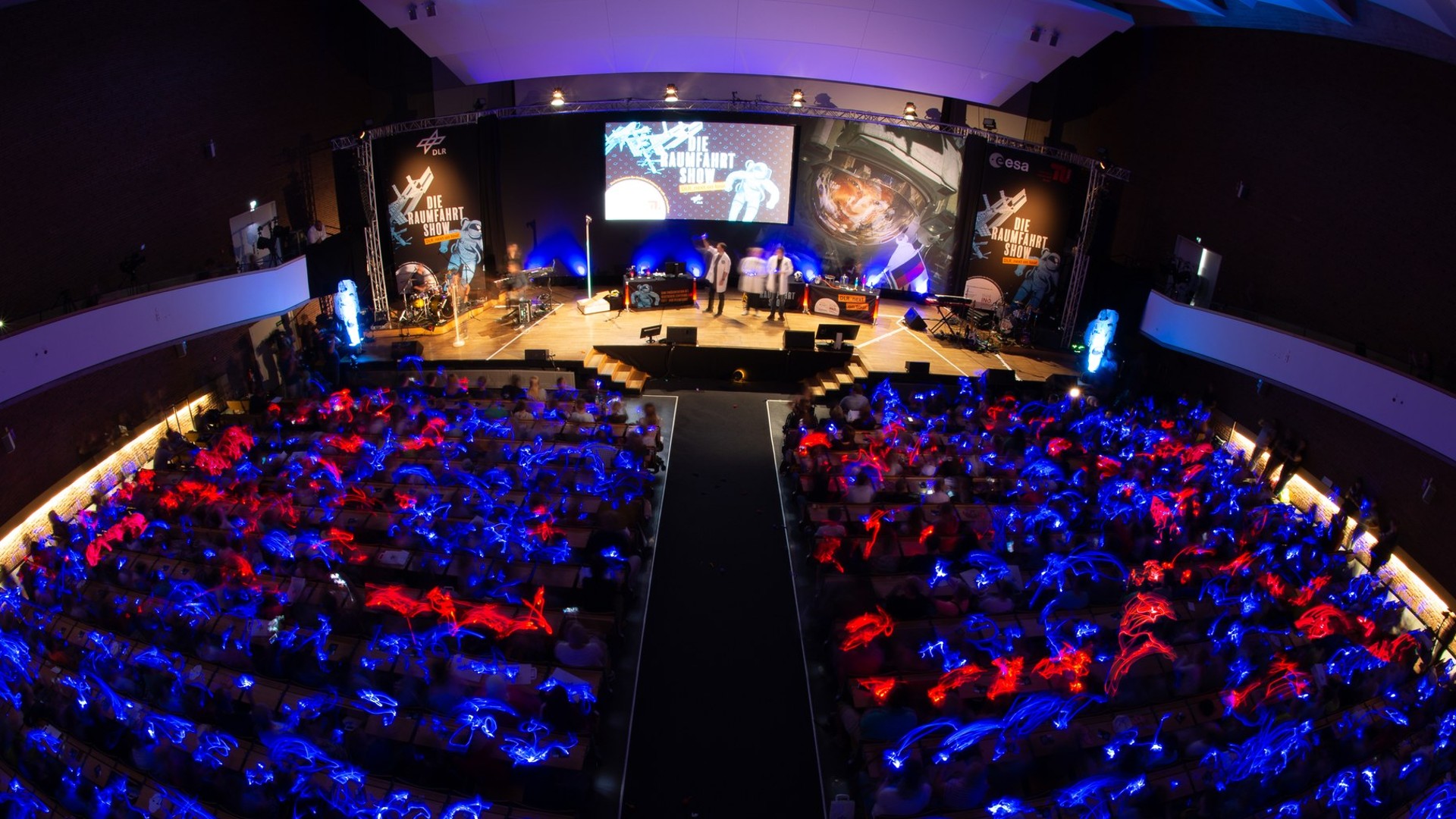 Als Peter Schilling live „Major Tom“ sang, schwenkten die 1000 Kinder im Saal Leuchtkulis – ein wunderbarer Gänsehaut-Moment!