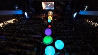 Ein zauberhafter Moment bei jeder Aufführung der Raumfahrt-Show ist der Ausflug ins Sonnensystem: Kinder halten die „Planeten“ in Form leuchtender Kugeln in die Höhe.