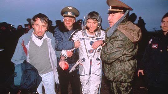 Ulf Merbold aus Deutschland, der insgesamt drei Mal im Weltraum war, wird von Helfern in Empfang genommen.