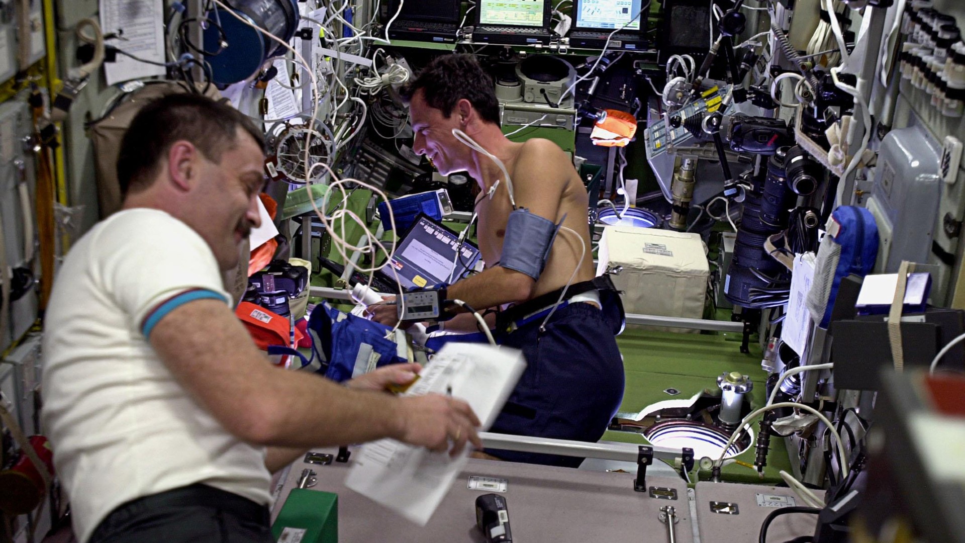 Hier führen zwei Astronauten auf der ISS medizinische Experimente durch.