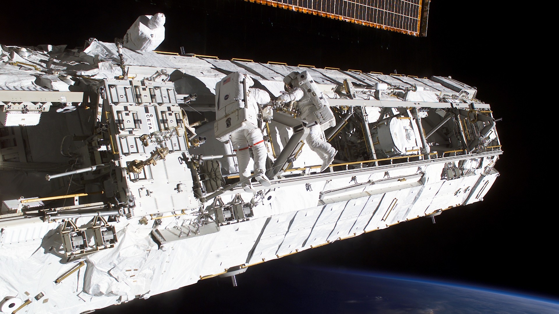 Zwei Astronauten bei Außenbordarbeiten an der ISS.