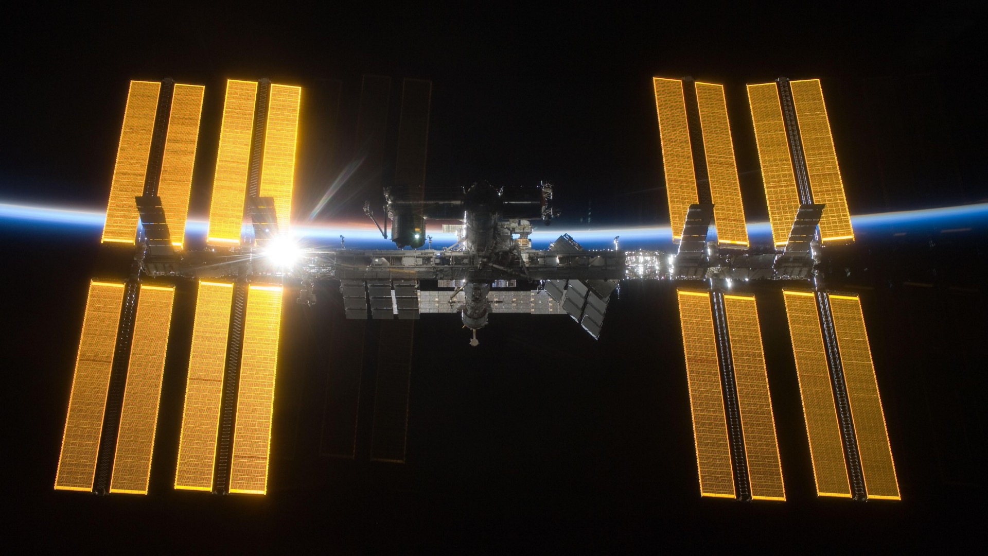 ISS vor der Nachtseite der Erde