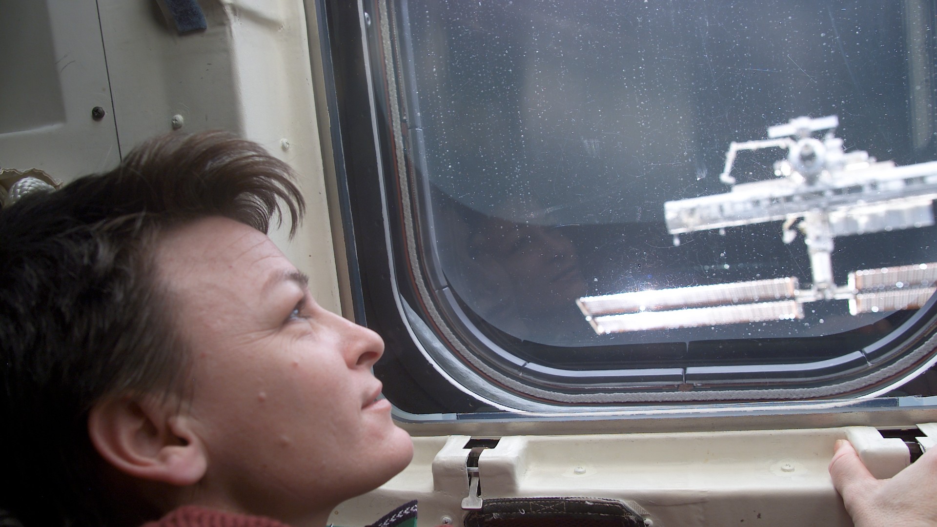 NASA-Astronautin Peggy Whitson schaut aus der Raumfähre zur ISS