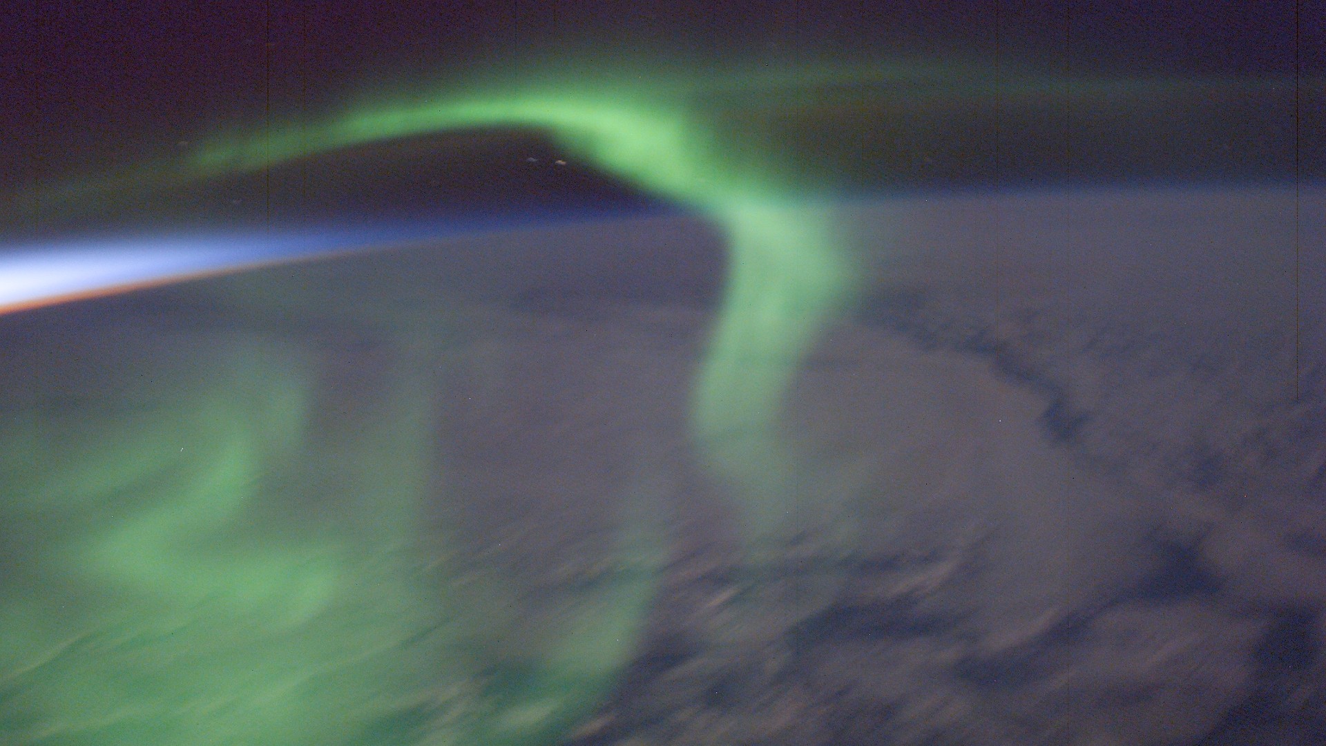 Blick aus der ISS auf die Erde – hier mit Polarlichtern