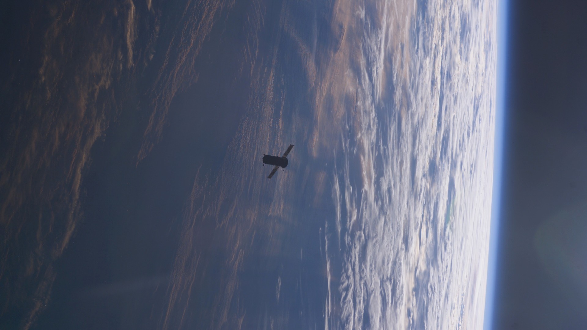 Ein Sojus-Raumschiff nähert sich der Station.