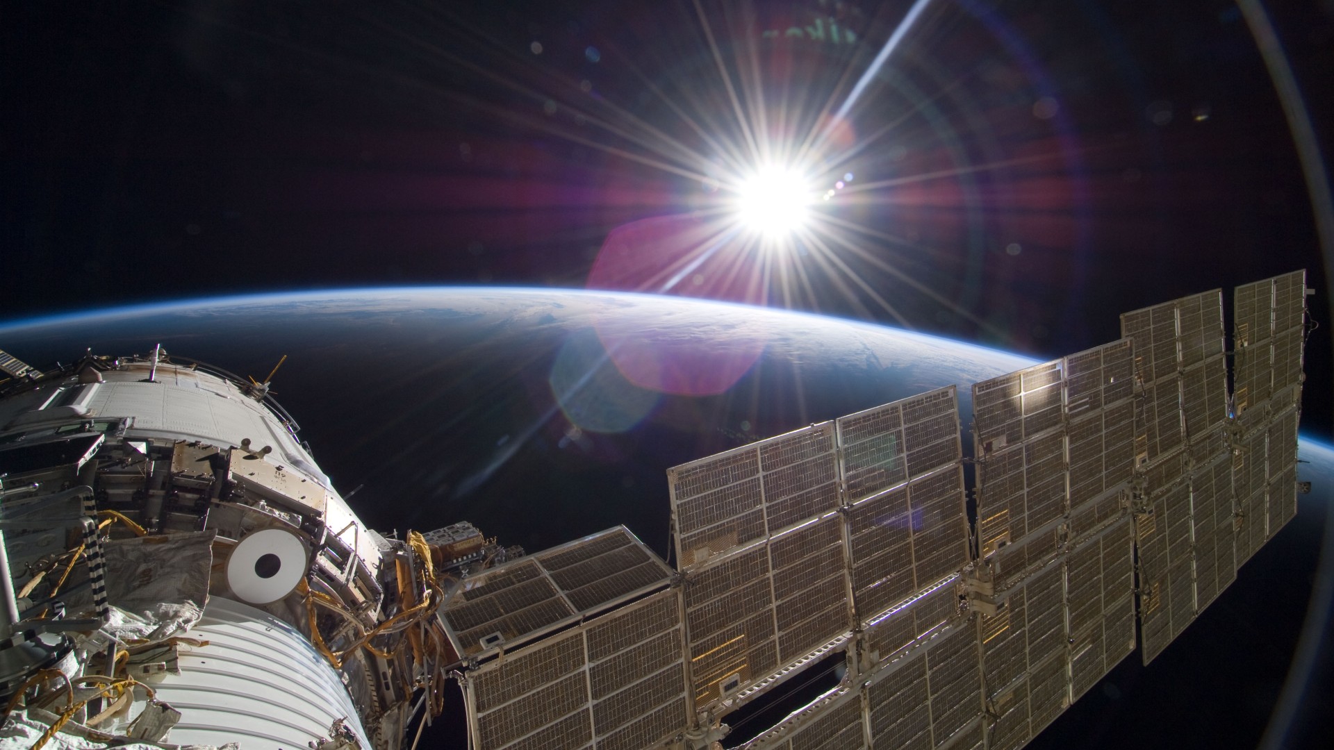 Blick aus der ISS, wie die Sonne über der Erde aufgeht