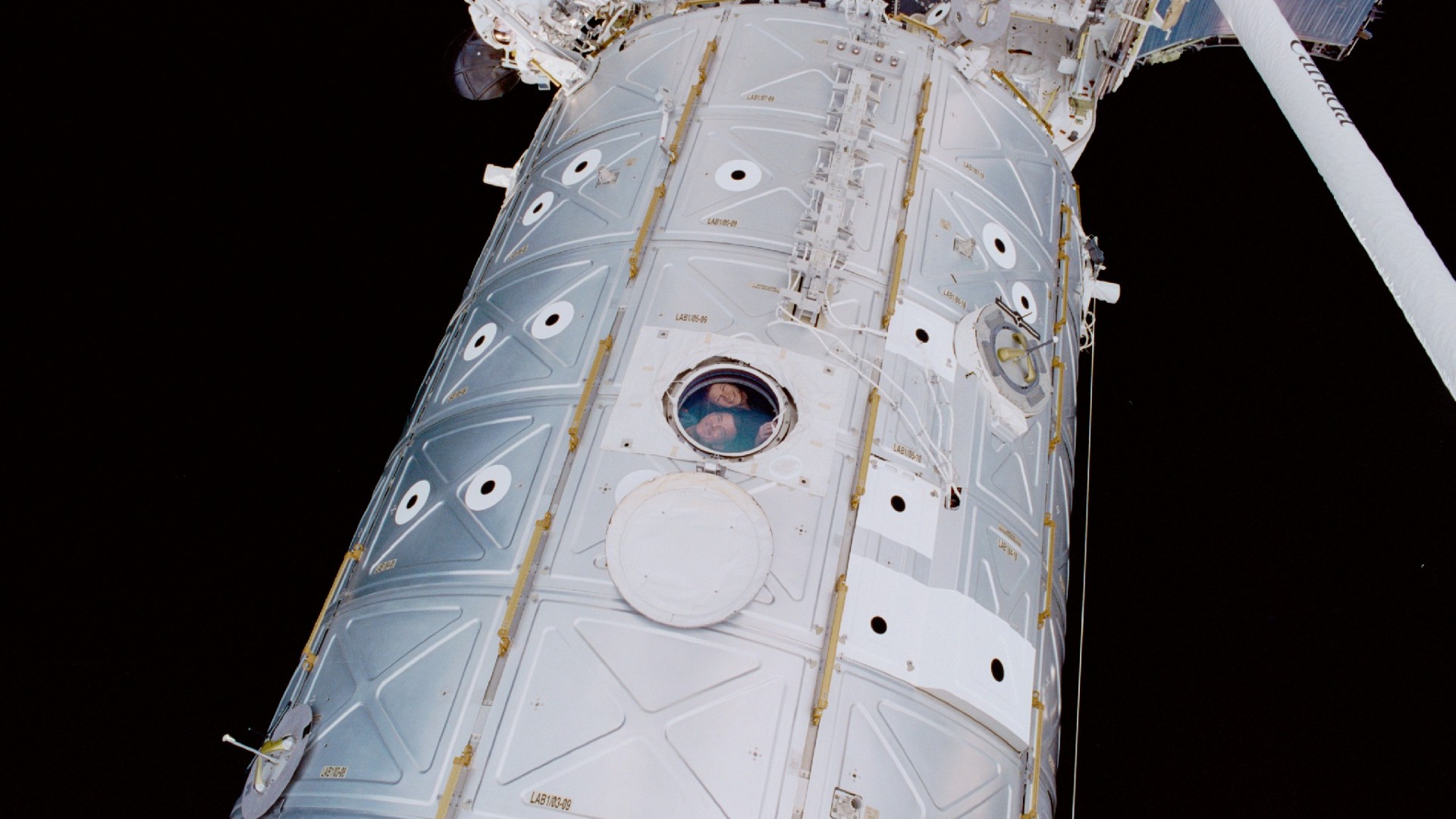 NASA-Astronautin Susan Helms und ihr Kollege James Voss schauen aus dem Inneren der ISS