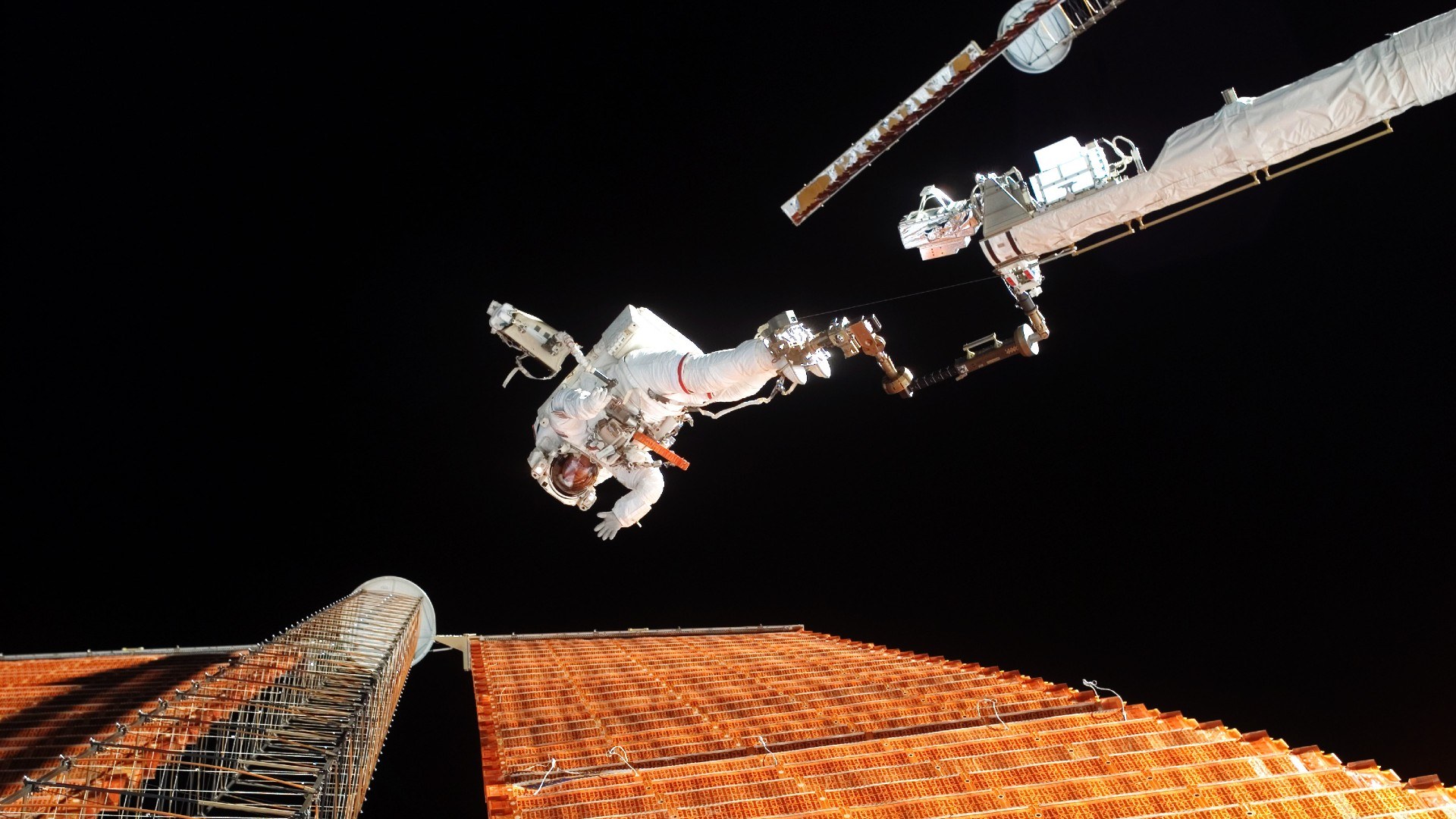 NASA-Astronaut Scott Parazynski repariert ein Sonnensegel der ISS