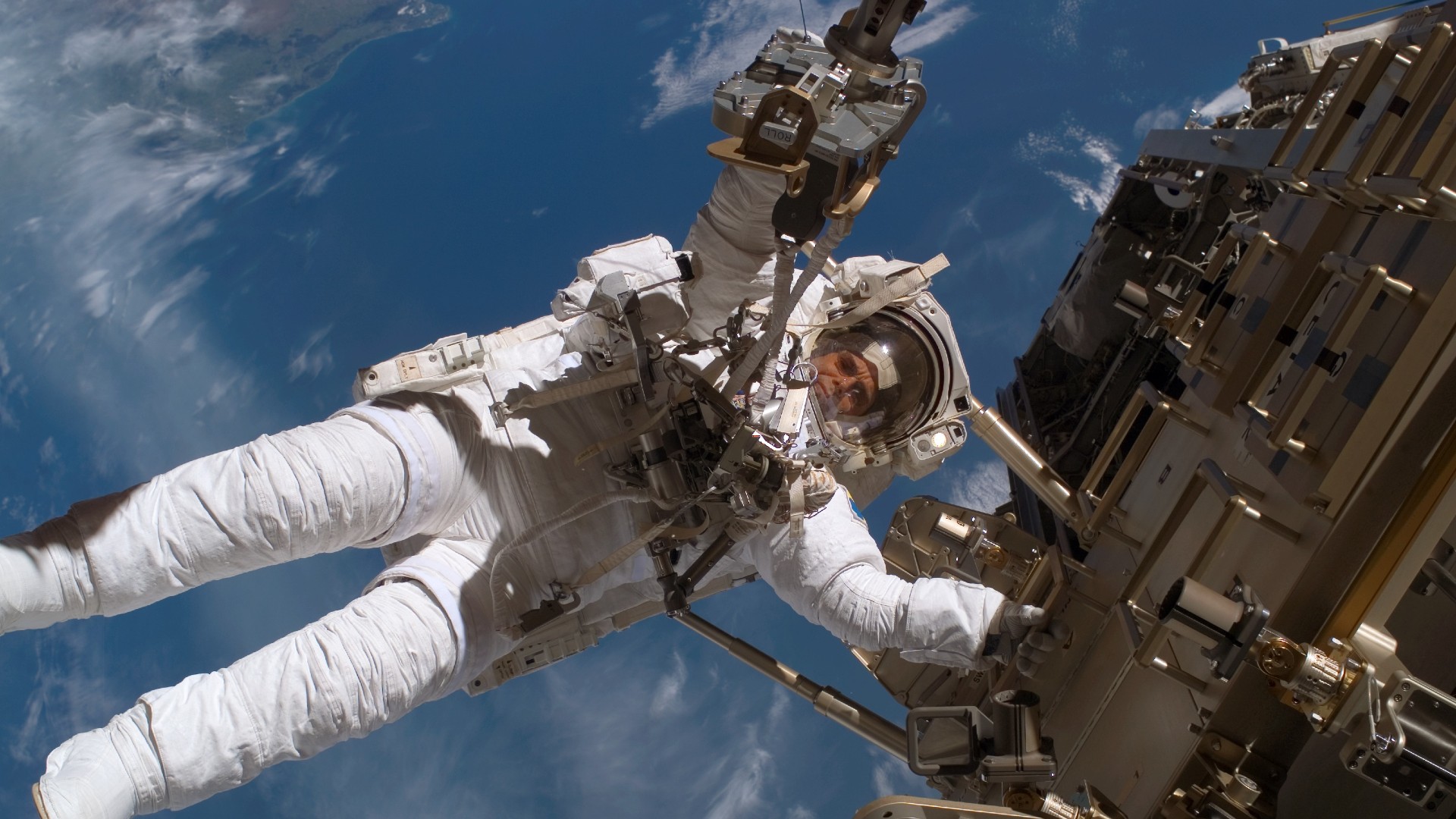 Der schwedische Astronaut Christer Fuglesang beim Spacewalk.