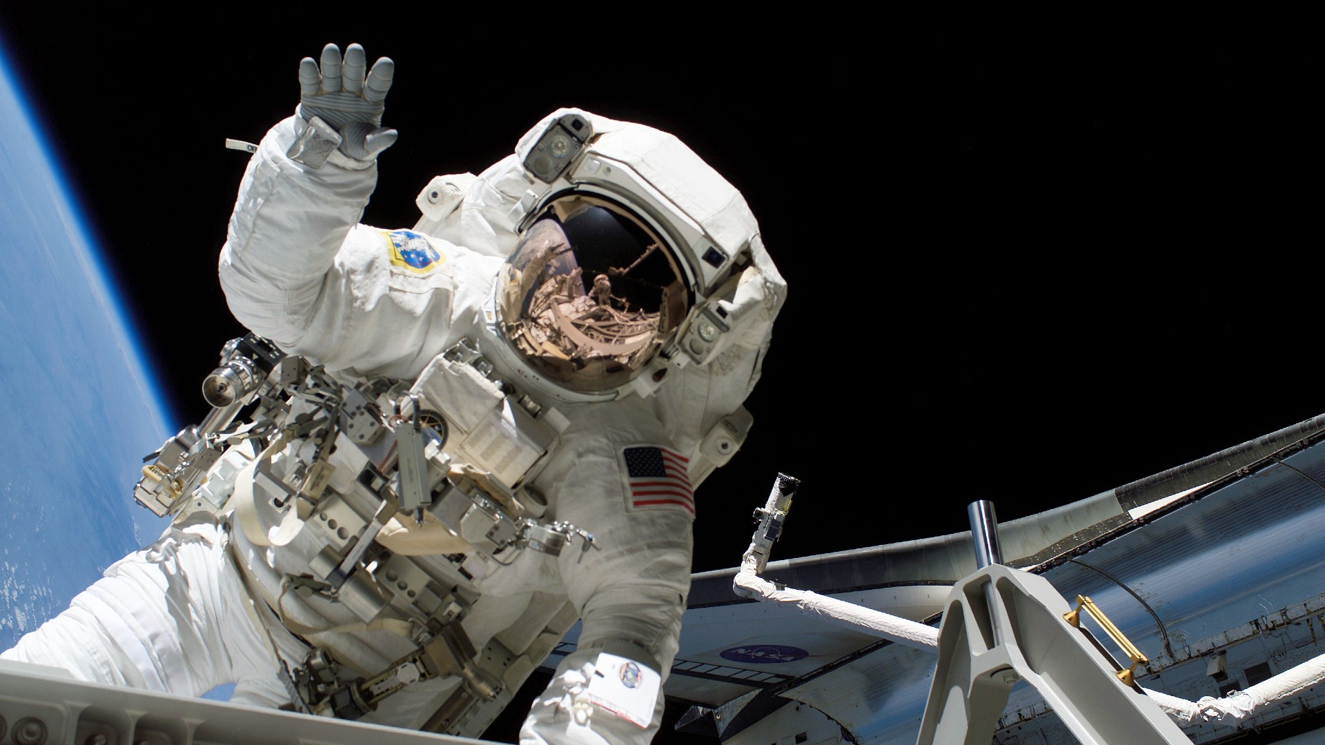 Heidemarie M. Stefanyshyn-Piper, amerikanische Astronautin, winkt in die Kamera.