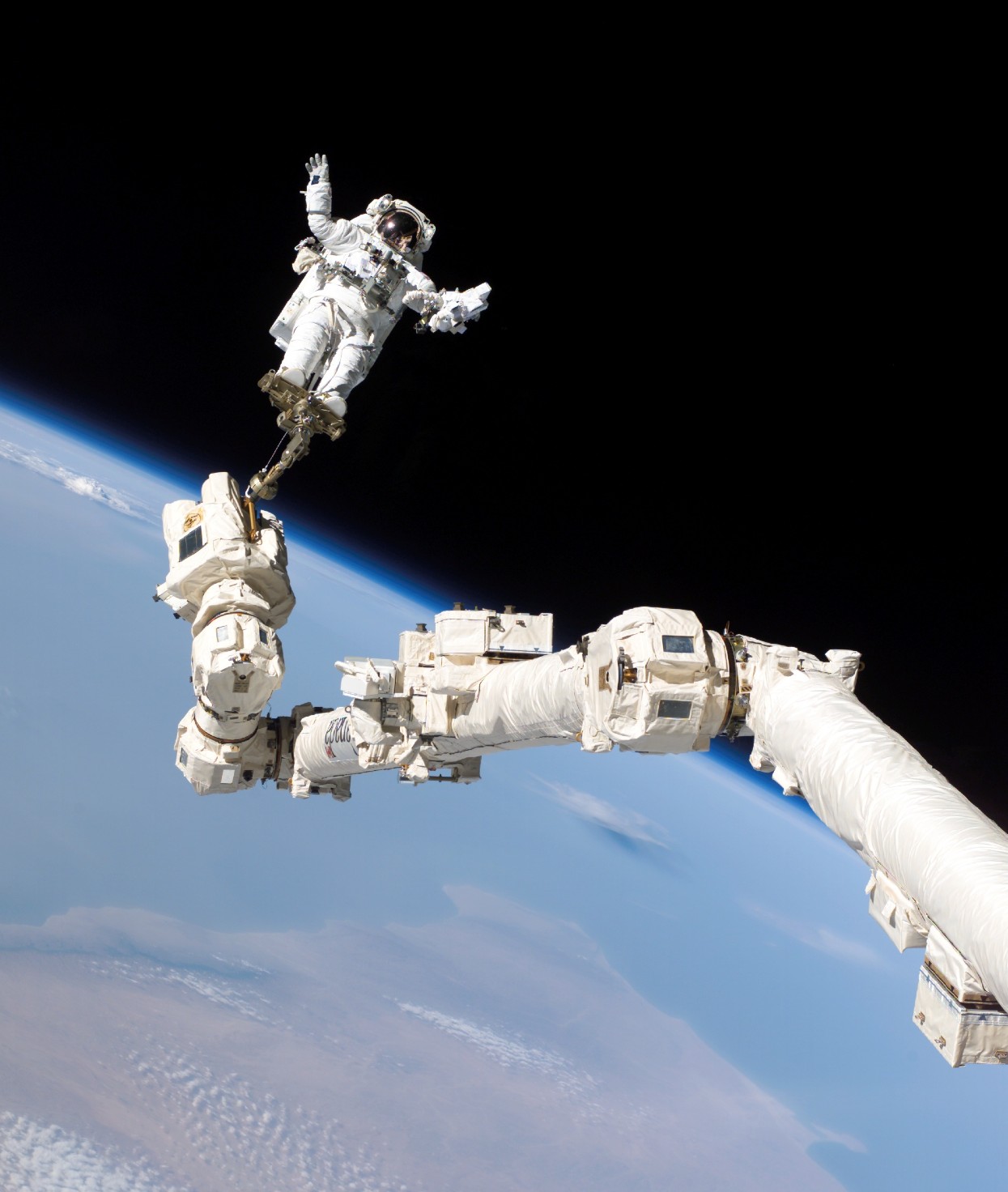 Stephen Robinson aus den USA – an der Spitze des Roboter-Arms der ISS.