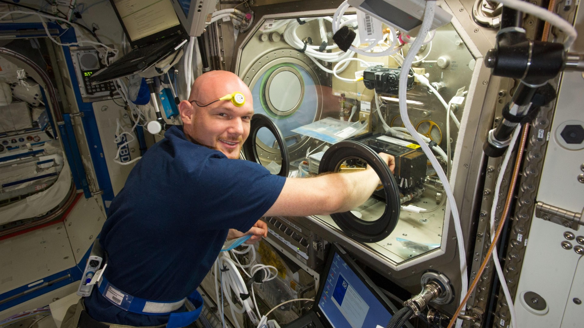 Alexander Gerst bei einem Experiment an der Handschuhbox