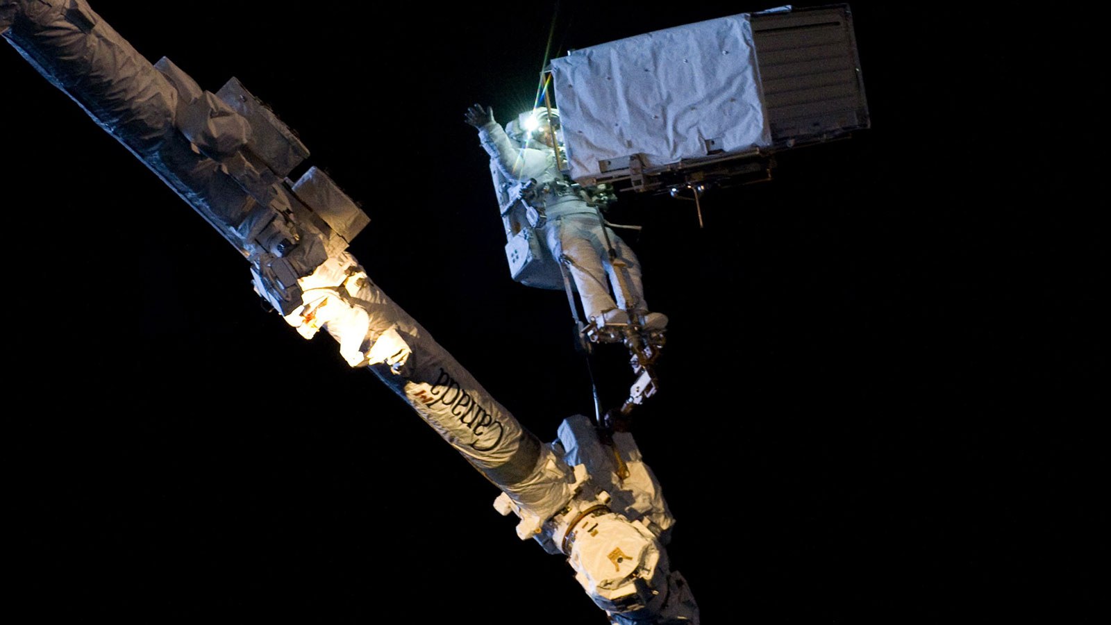 Spektakulär: Hier „wuchtet“ Alexander Gerst mit einer Hand ein 400 Kilo schweres Gerät an den richtigen Platz.