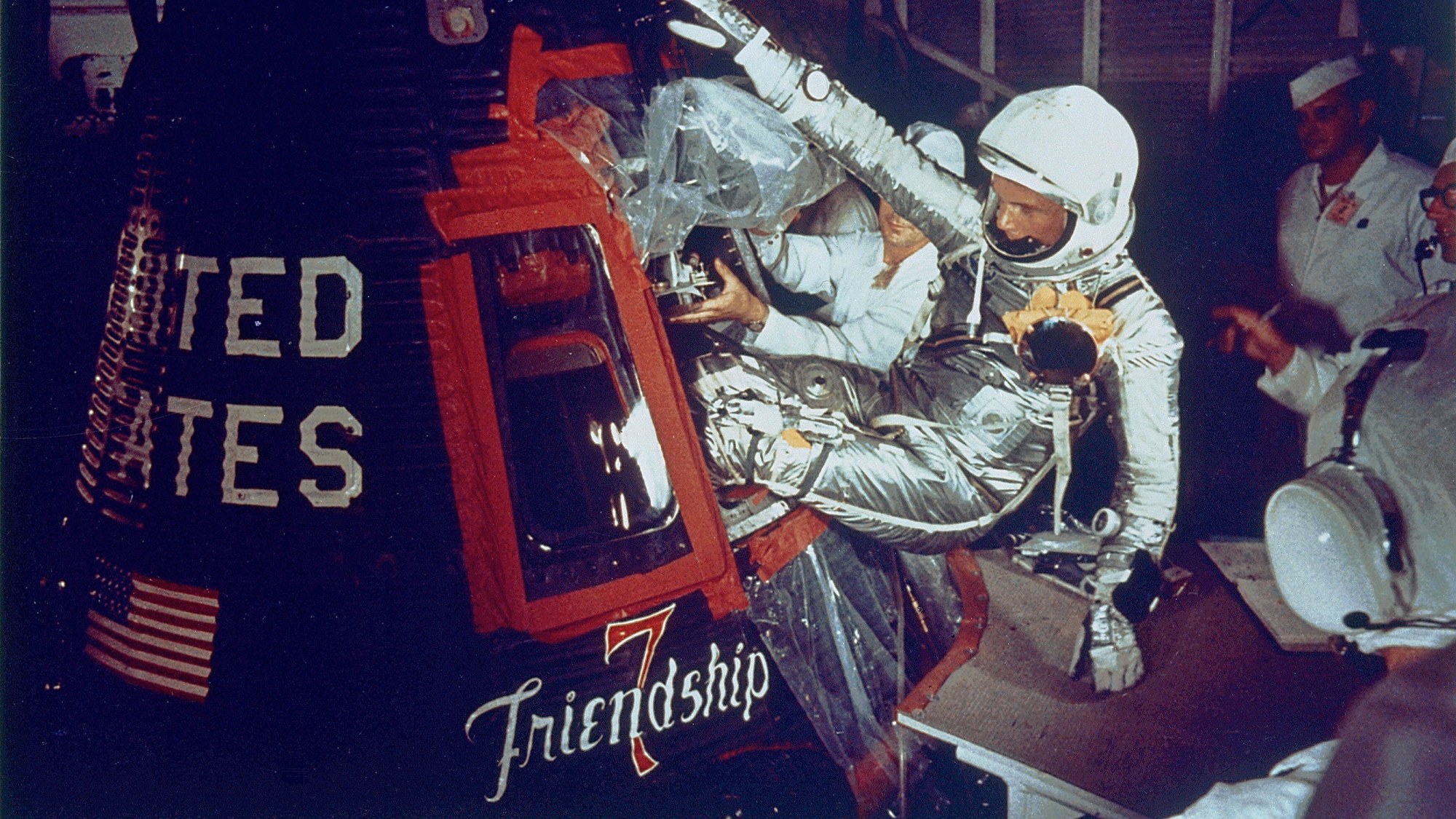 John Glenn klettert in die Kapsel