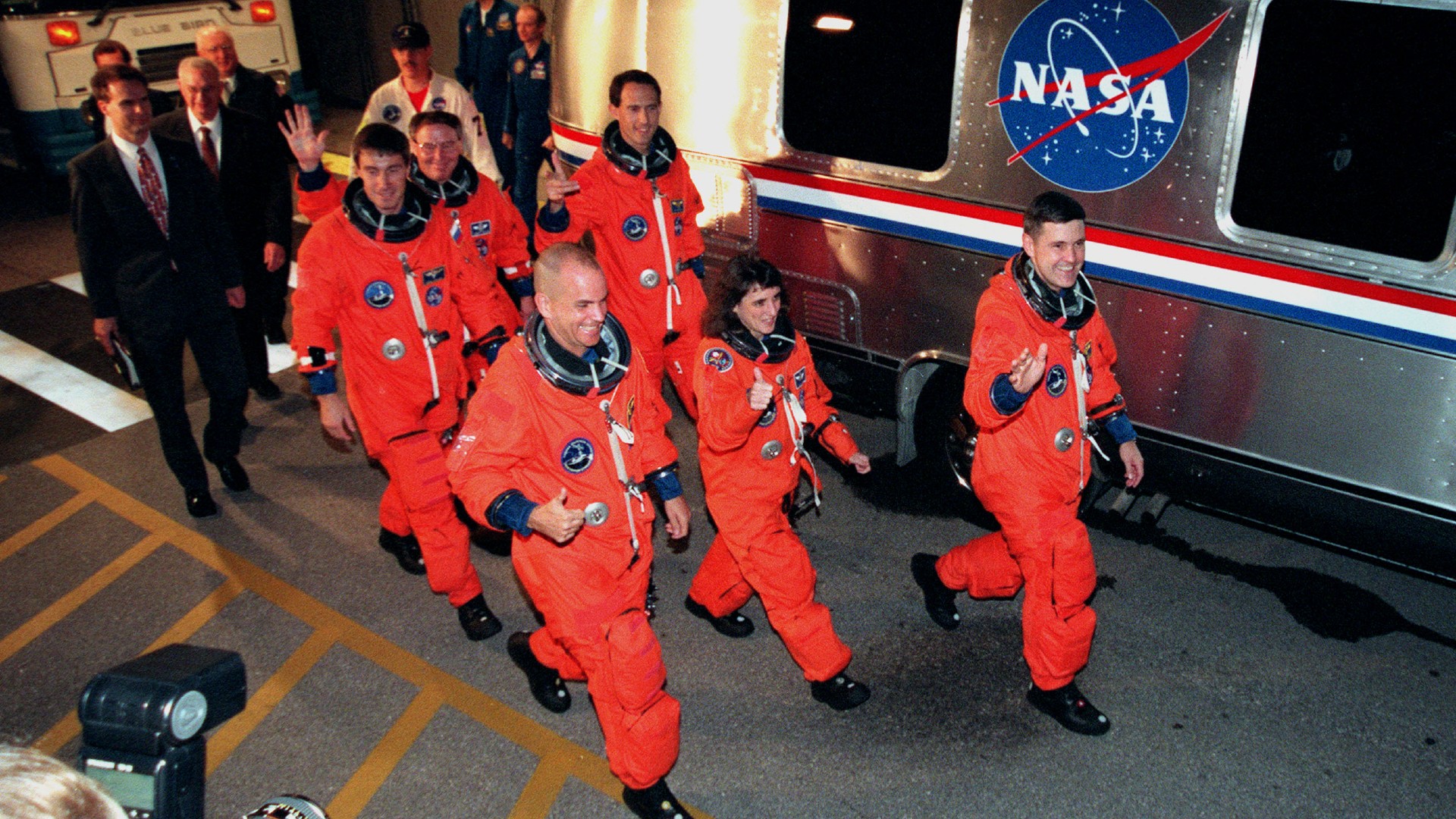 Crew vor Astro-Van