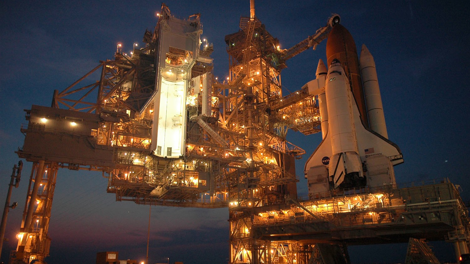 Ein Space Shuttle am Startturm.