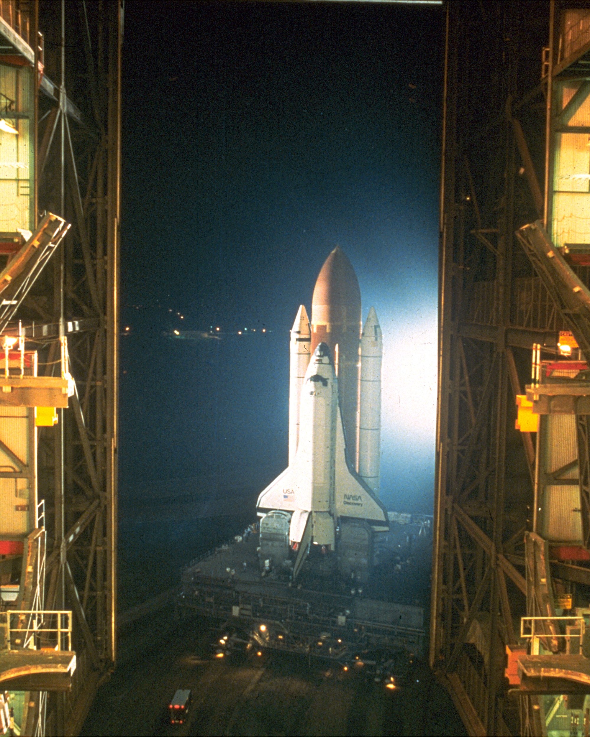 Ein Shuttle wird aus der großen Halle – dem Vehicle Assembly Building – zur Startrampe gefahren.