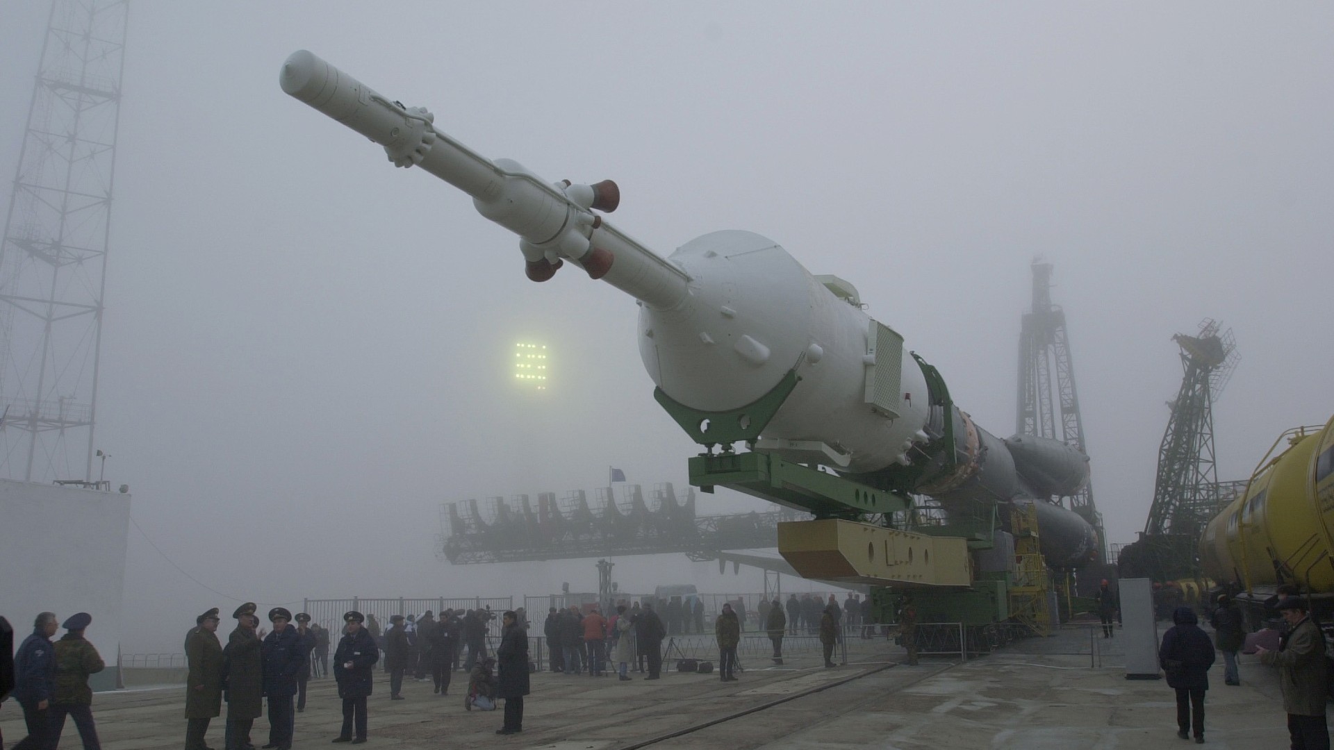 Eine russische Sojus-Rakete wird an der Startrampe aufgerichtet.