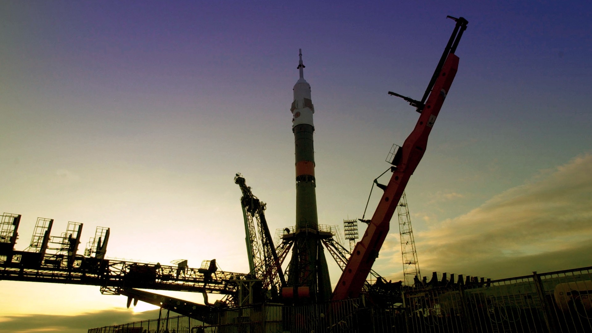 Stahl „Arme“ halten die Rakete fest