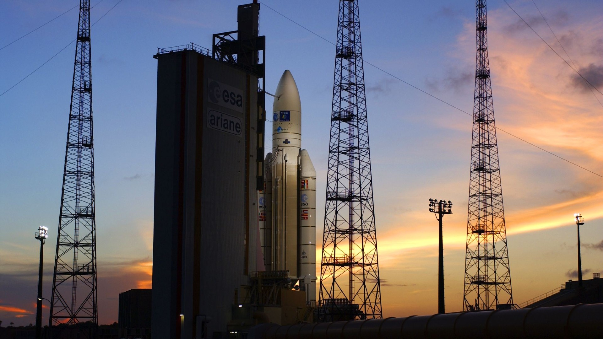 Eine Ariane 5 am Startturm.