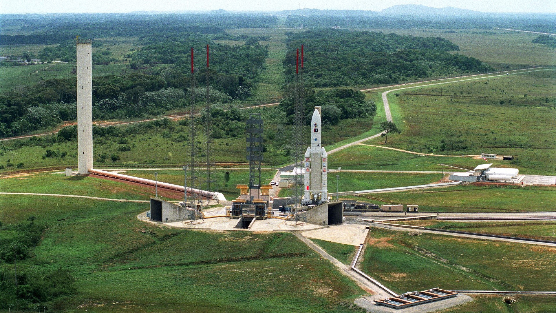Die mächtige Ariane 5 wird zur Startrampe gerollt.