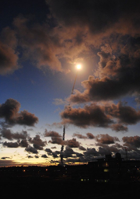 Aufstieg einer Ariane 5 in den Himmel über Kourou.