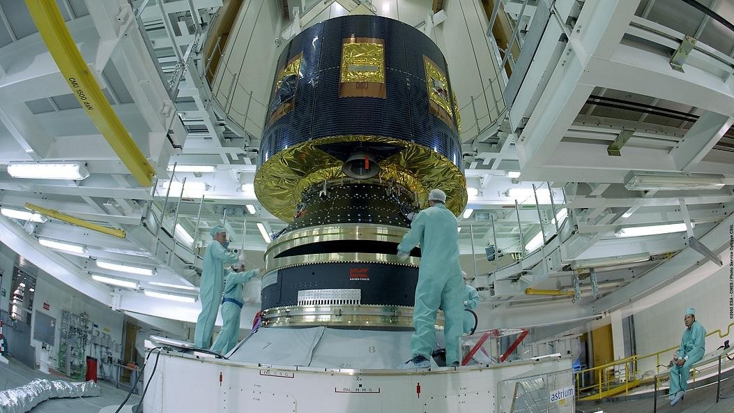 Ein Wettersatellit wird im Reinraum auf den Start vorbereitet