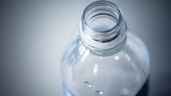 Aus einer solchen Kunststoff-Wasserflasche und einigen anderen Materialien kann man eine Rakete bauen, die einige Meter hoch fliegt.