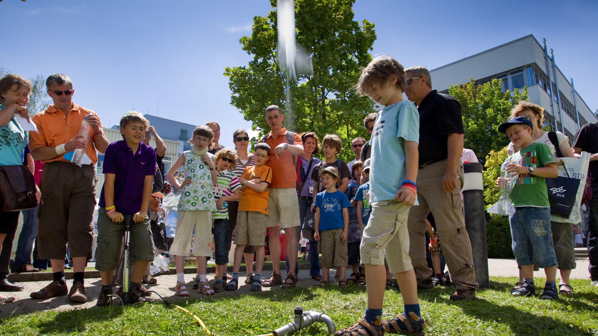 Kinder vor einer selbstgebauten Rakete