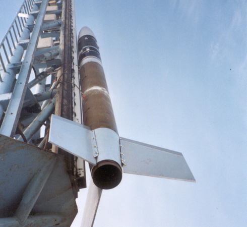 Forschungsrakete an der Startrampe.