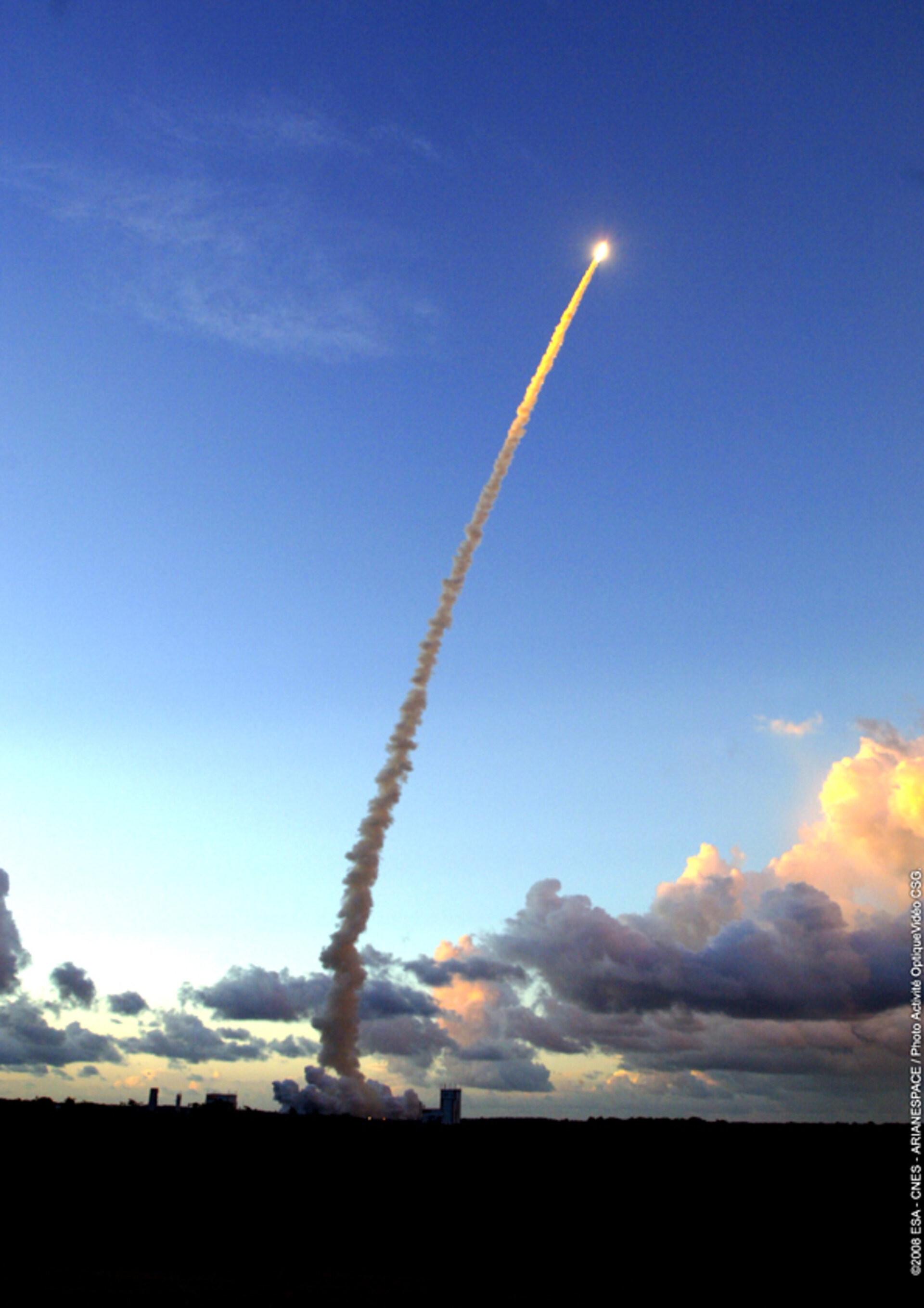 Ariane-Rakete startet in den blauen Himmel über Kourou.