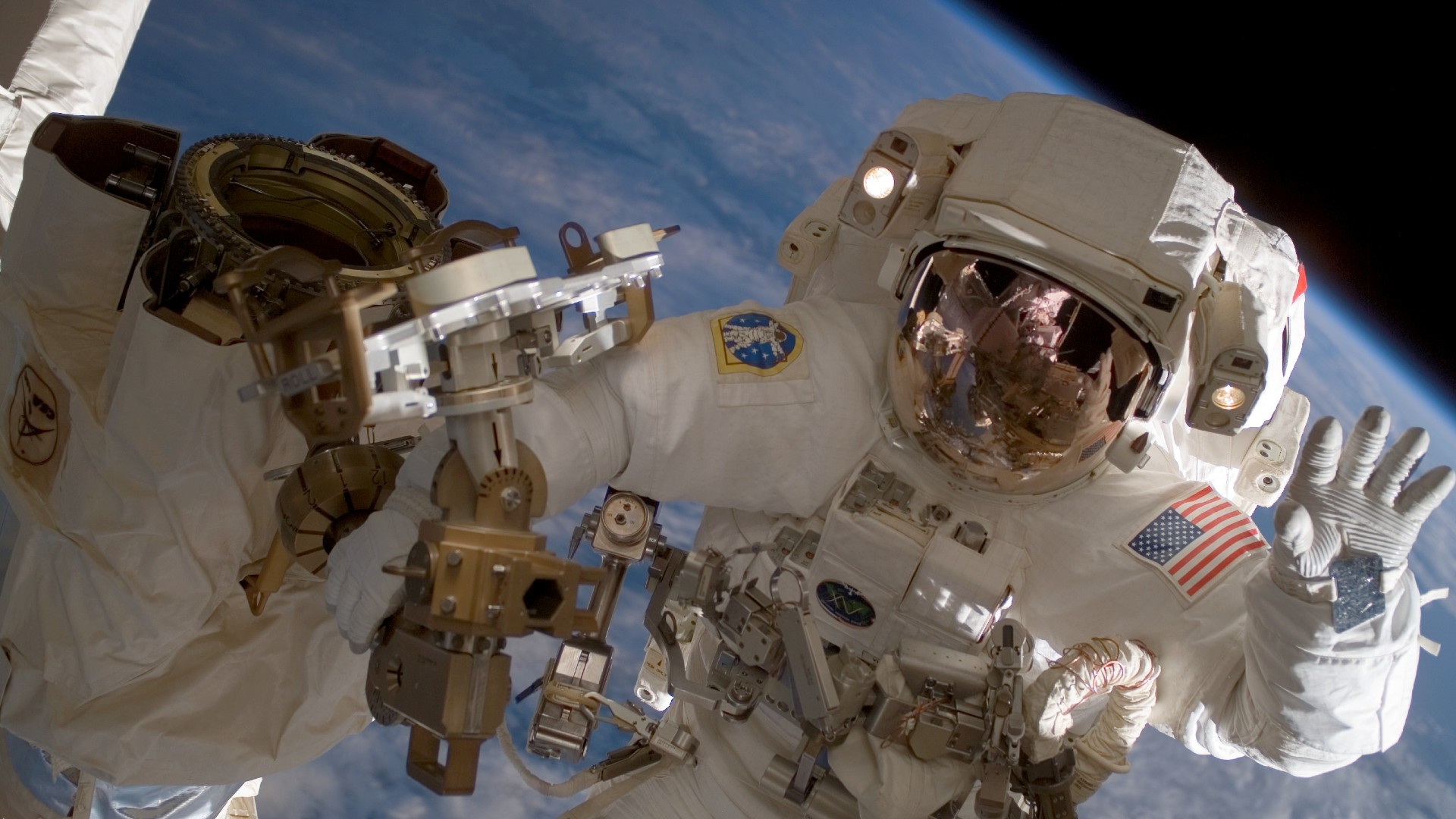 Bei Außenbordeinsätzen wird der Gesundheitszustand des Astronauten von den Ärzten am Boden überwacht.