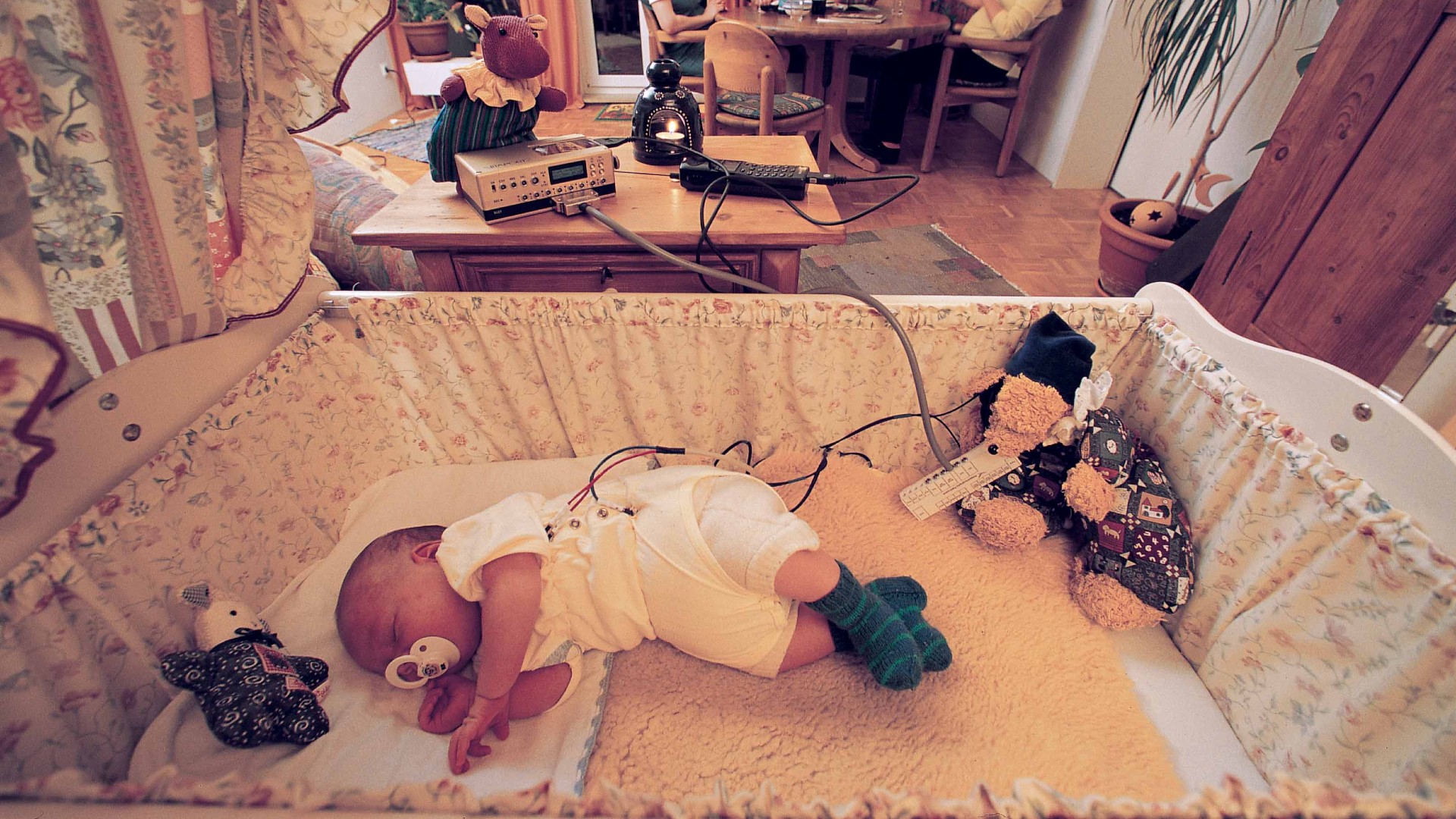 Ein Baby mit Telemedizin-Anzug und Sender.