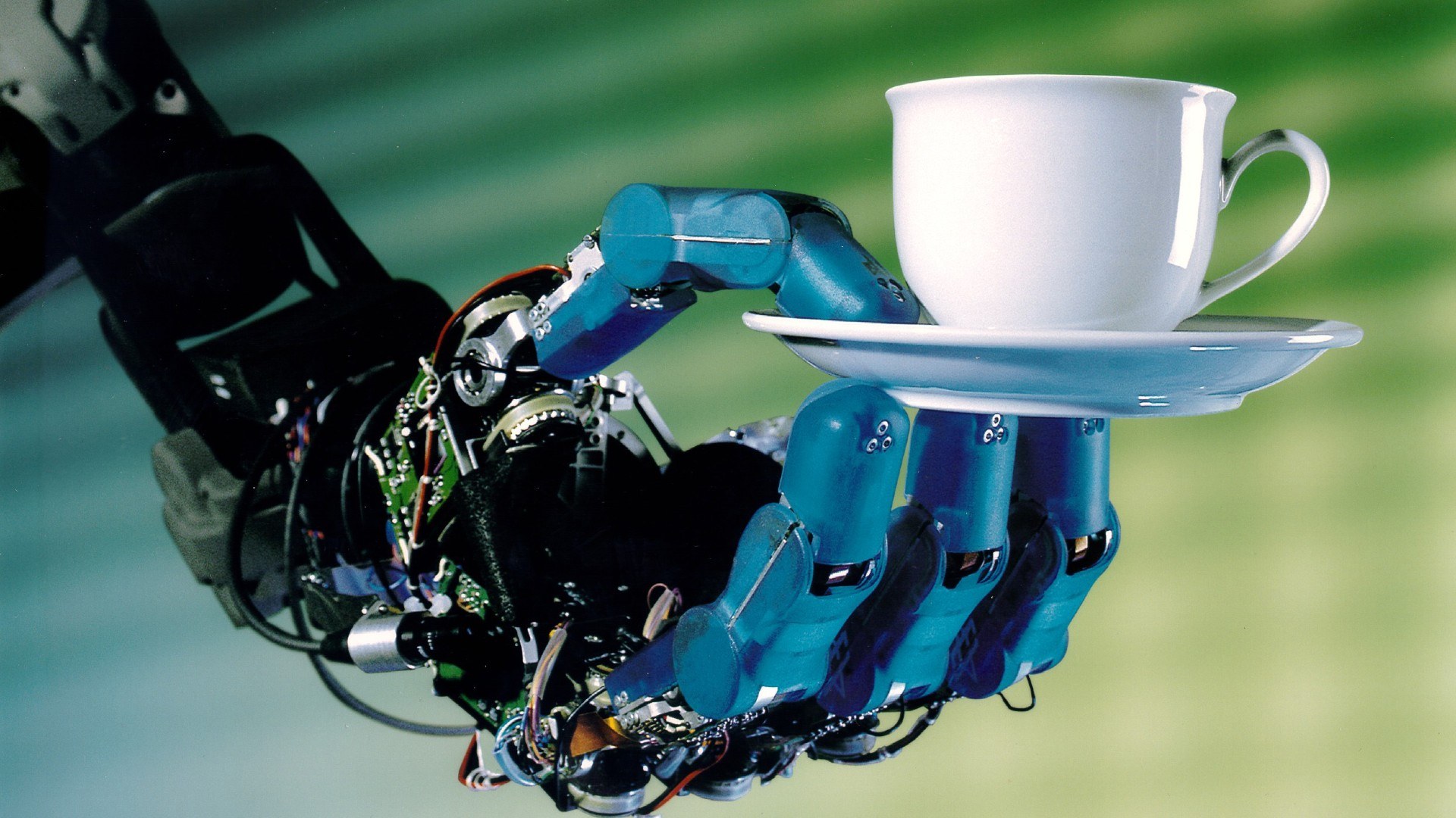 Roboterhand mit Tasse
