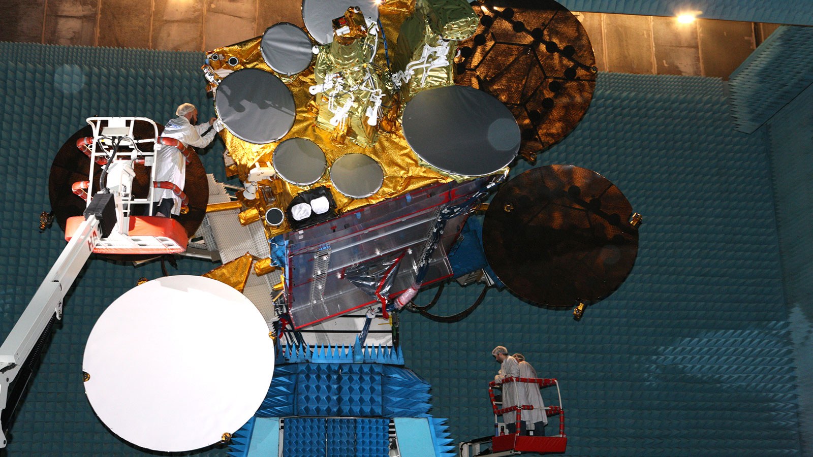 Fernsehsatelliten versorgen uns mit Livebildern aus aller Welt – auch von großen Sportereignissen wie eine Fußball-WM. Hier ein solcher Satellit (Eutelsat 3B) im Test – lange vor dem Start