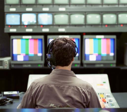 Im Fernsehstudio werden die TV-Bilder zusammengestellt und „auf Sendung“ geschickt.