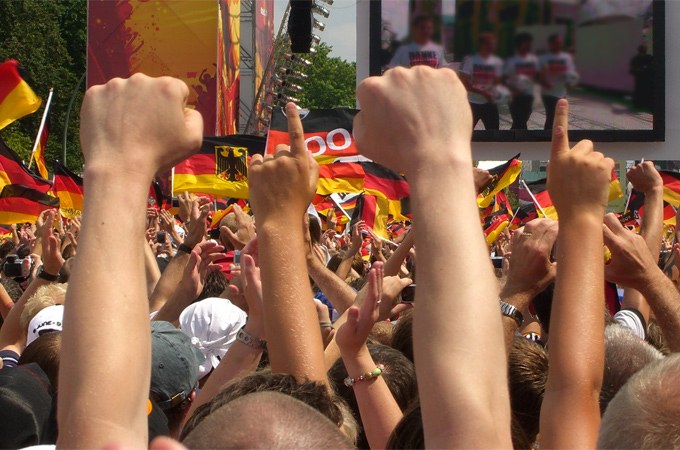 Sportereignisse wie eine Fußball-WM kann man im Fernsehen nur live verfolgen, weil sie von Satelliten übertragen werden.