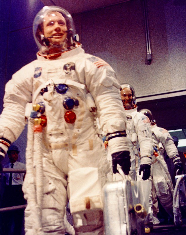 Astronauten mit Metallkoffern