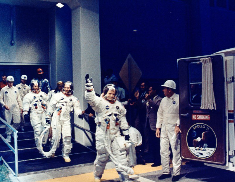 Armstrong, Collins und Aldrin verlassen das Manned Spacecraft Operations Buildin