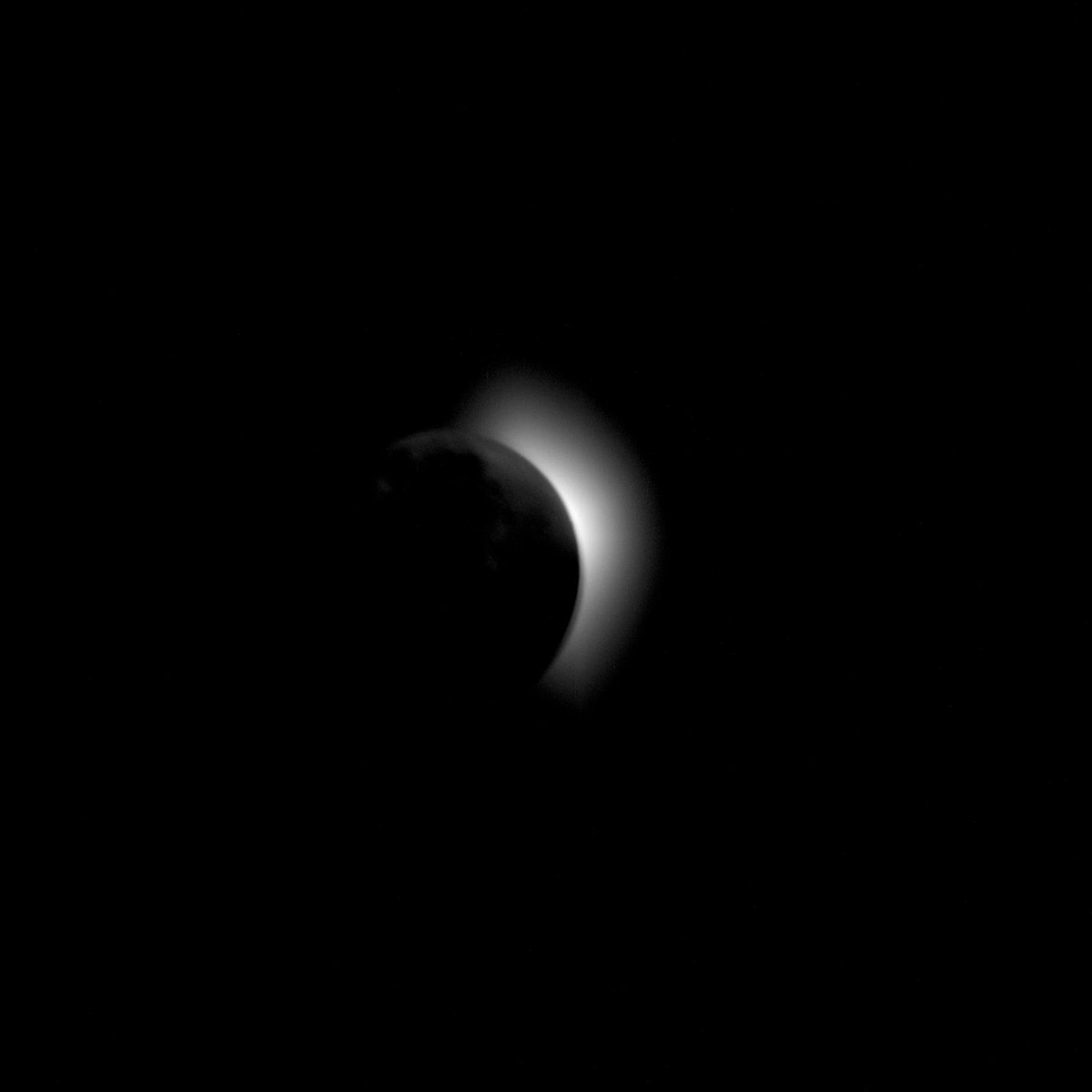 Bild vom Mond mit der Sonne dahinter