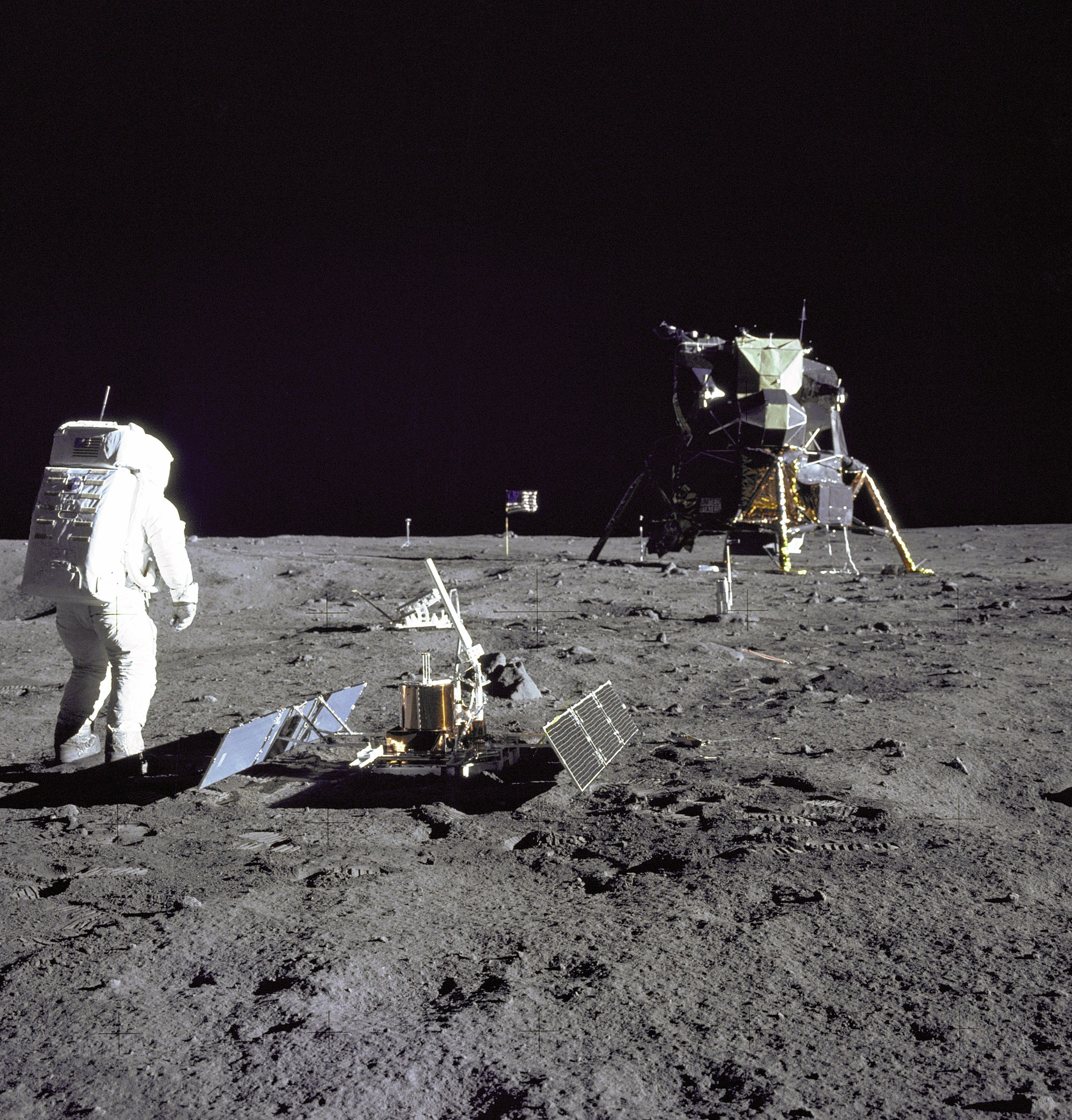 Astronaut mit Mondlandefähre im Hintergrund