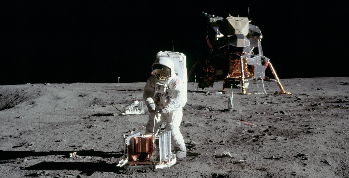 Astronaut mit Seismometer auf dem Mond