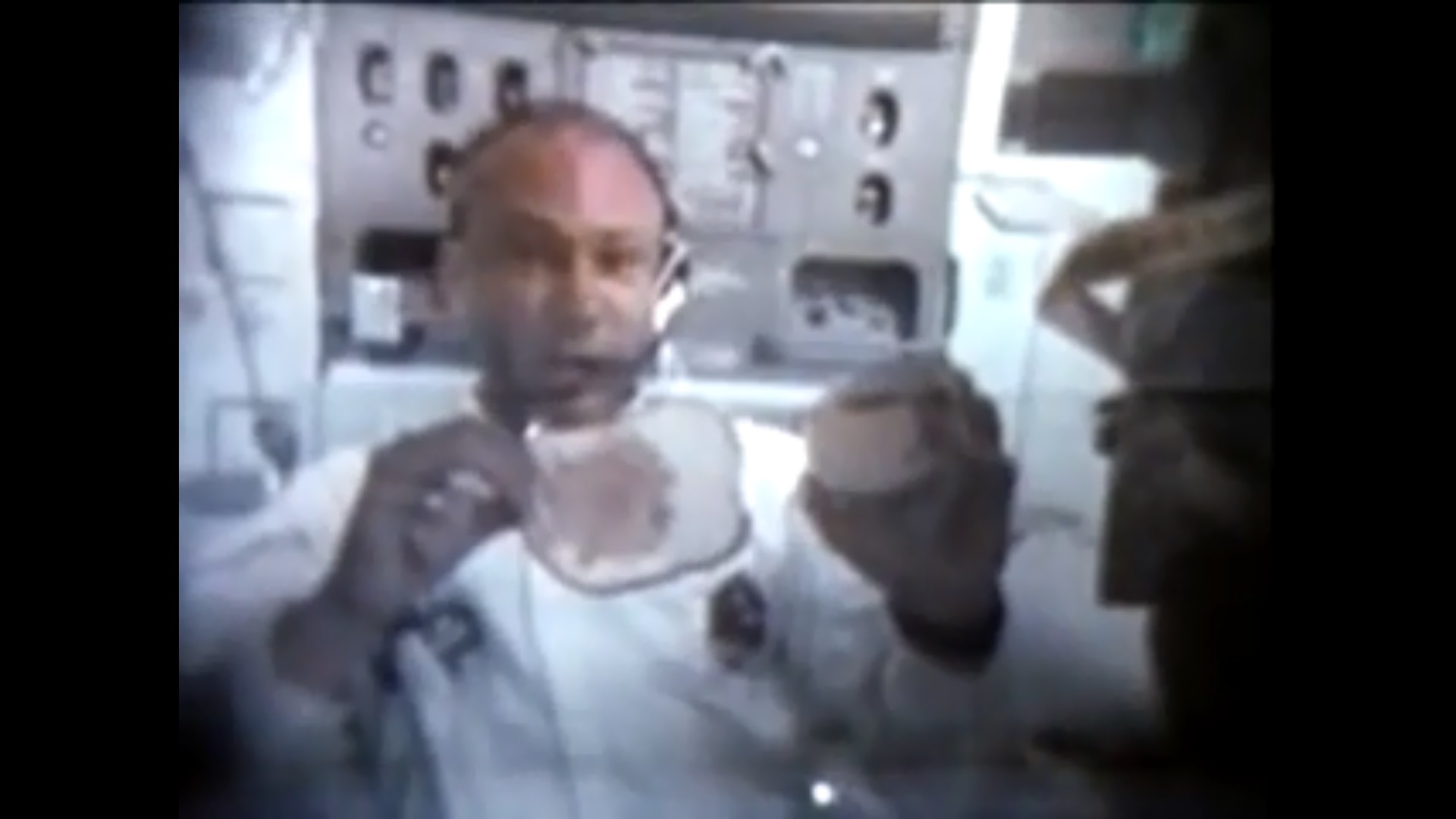 Aldrin isst und trinkt in der Schwerelosigkeit