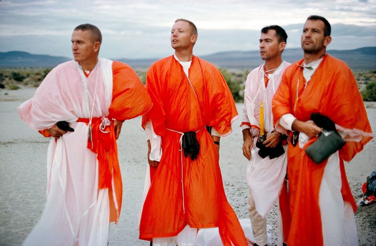 Hier sieht man Frank Borman, Neil Armstrong, John Young und Deke Slayton in der Wüste von Nevada (v.l.n.r.).