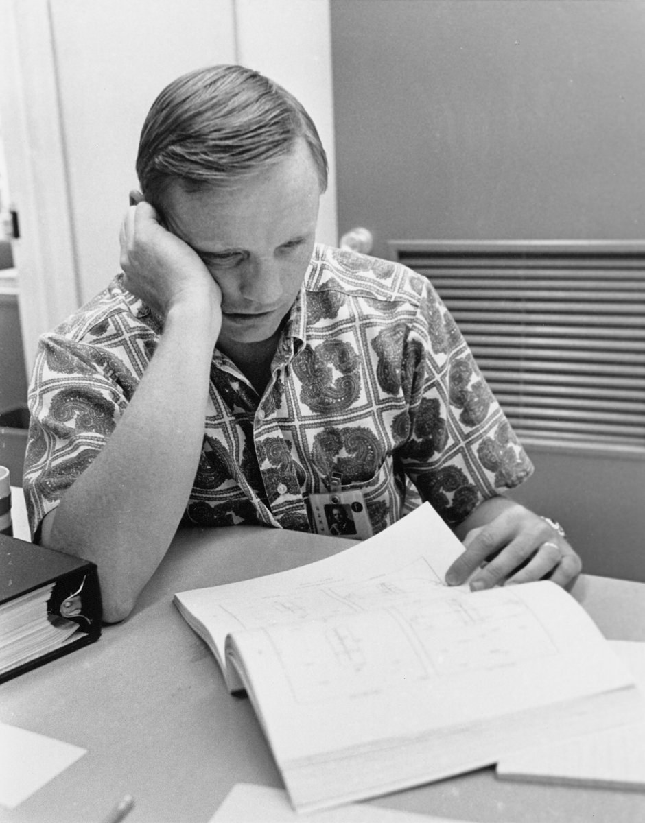 Neil Armstrong mit Flugpläne und Mondkarten