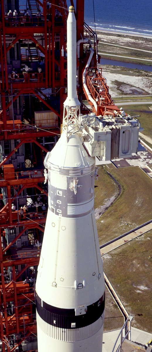 Das Bild zeigt die Saturn-Rakete am Startplatz.