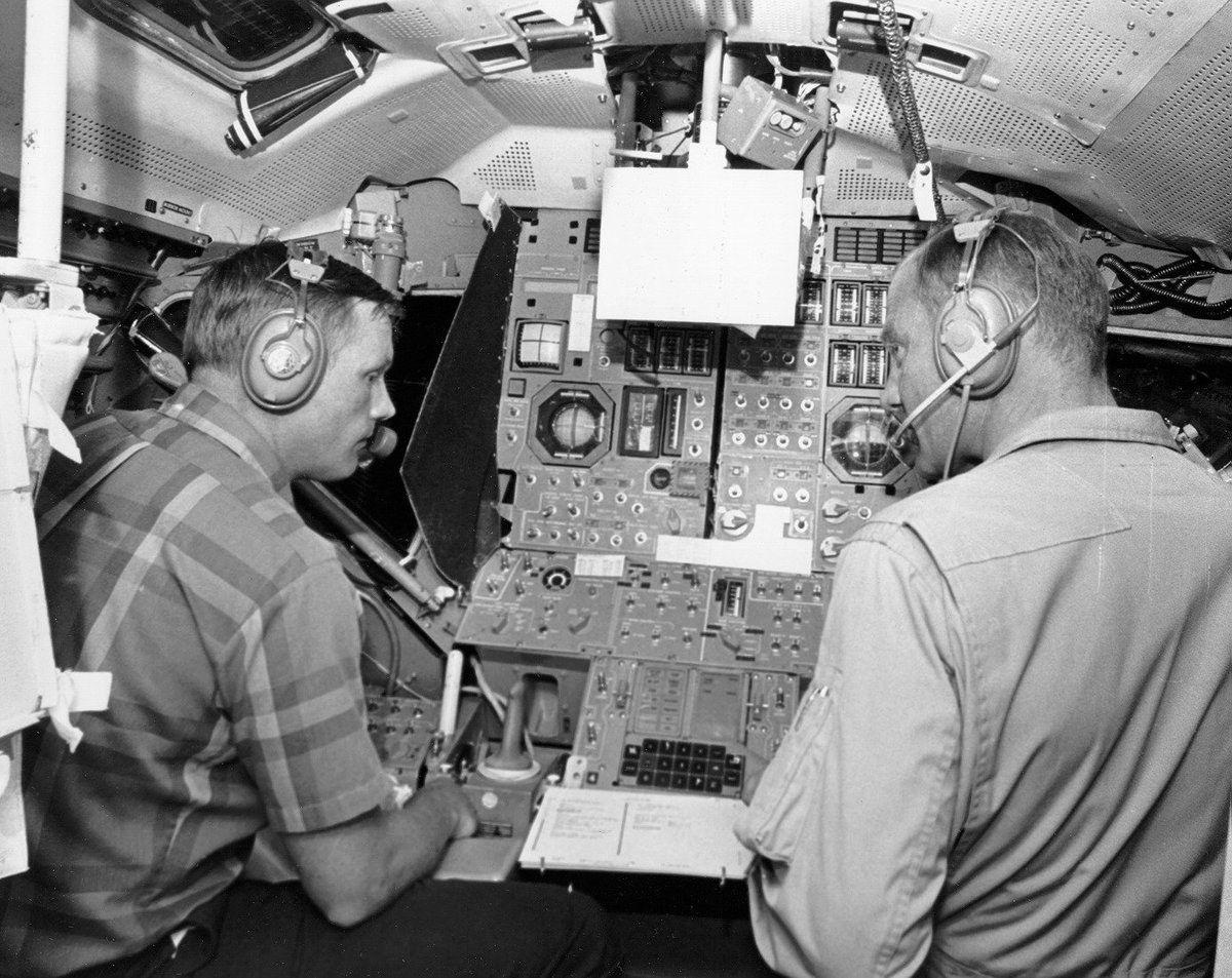 Armstrong und Aldrin im Simulatortraining.