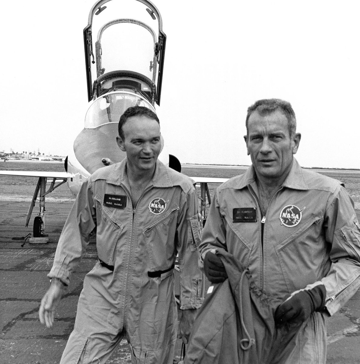 Michael Collins (links) nach einem Trainingsflug mit Deke Slayton, dem NASA-Direktor für Flight Crew Operations.